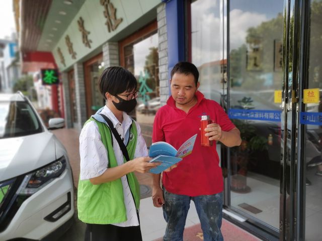 三鄉(xiāng)鎮(zhèn)開展“禁毒宣傳入商鋪，全民健康我守護”親子禁毒宣傳活動圖片4.jpg