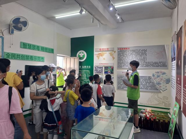 三鄉鎮開展“拒絕毒品，你我同行“禁毒教育基地參觀活動照片1.jpg