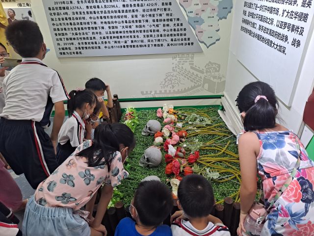 三鄉鎮開展“拒絕毒品，你我同行“禁毒教育基地參觀活動照片2.jpg