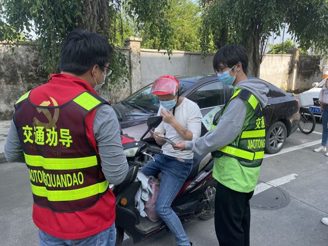 三鄉鎮開展“一盔一帶踐于行 ，安全守護不毒行”宣傳活動照片1.jpg