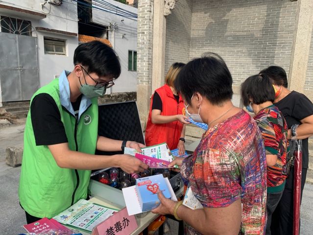 三鄉鎮開展“宣傳禁毒進小家，‘無毒’社區靠大家”活動照片3.jpg