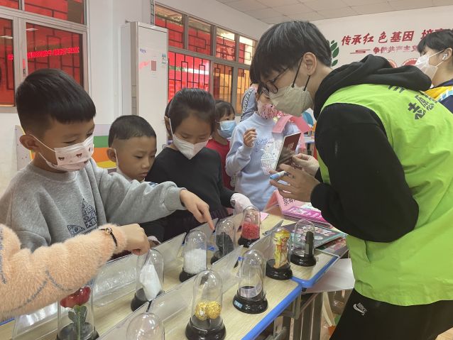 三鄉鎮開展“揚眉‘兔’氣賀新春，禁毒相伴過新年”活動圖片2.JPG